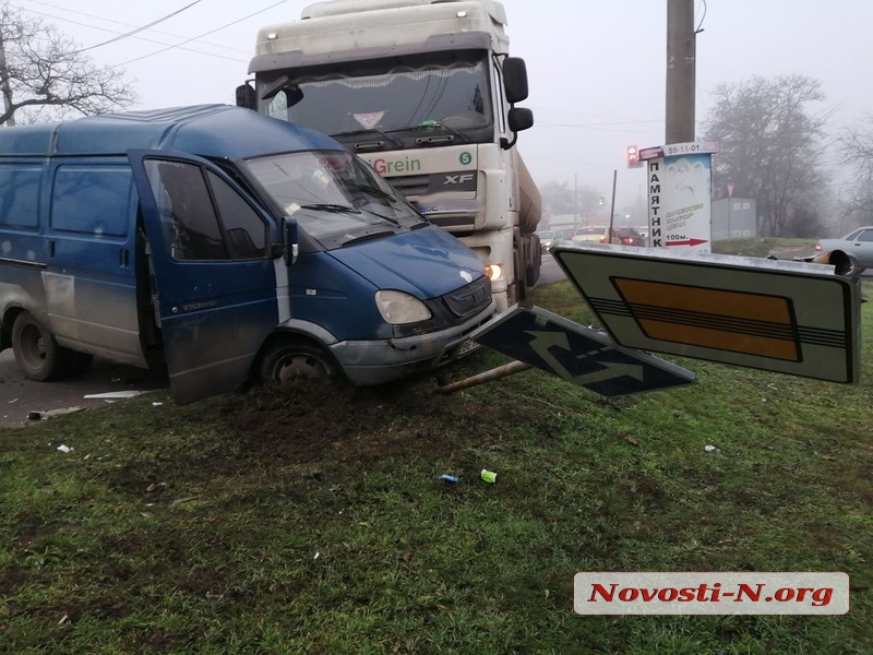 В Николаеве фура протаранила «Газель»: пострадал водитель