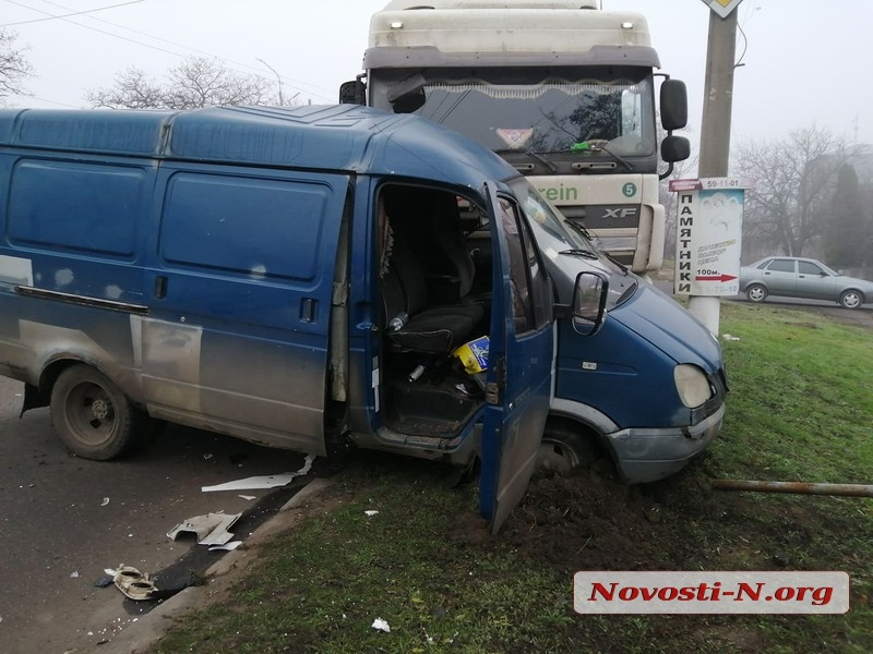 В Николаеве фура протаранила «Газель»: пострадал водитель
