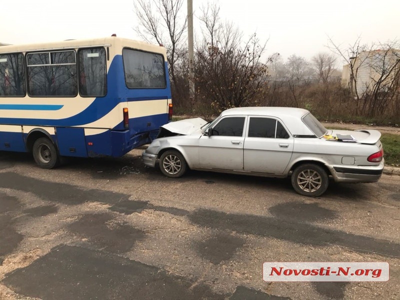 Под Николаевом рейсовый автобус столкнулся с «Волгой»: один пострадавший