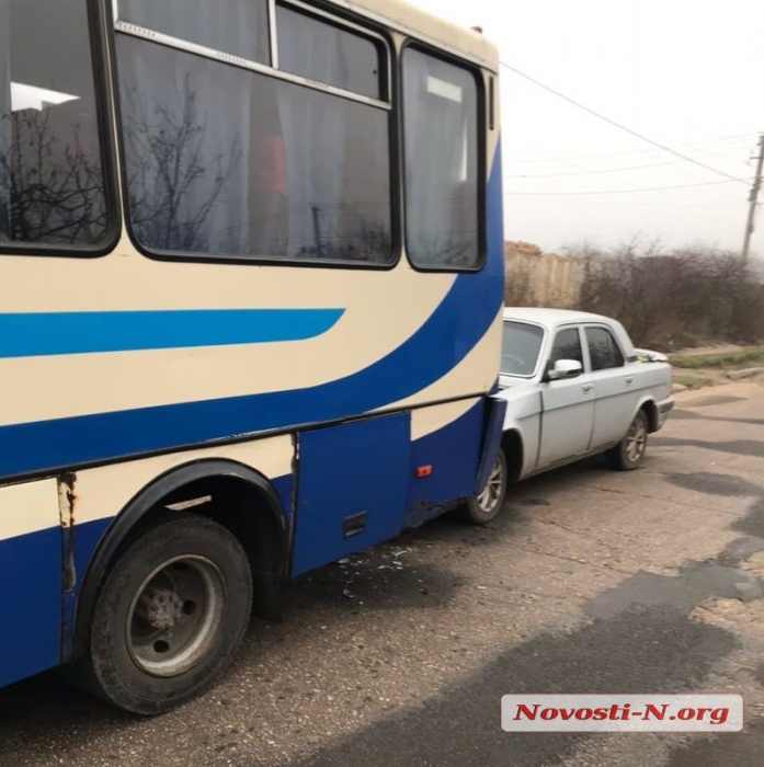 Под Николаевом рейсовый автобус столкнулся с «Волгой»: один пострадавший