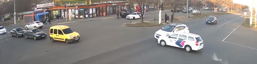 Появилось видео, как на перекрестке в Одессе на скорости столкнулись два автомобиля