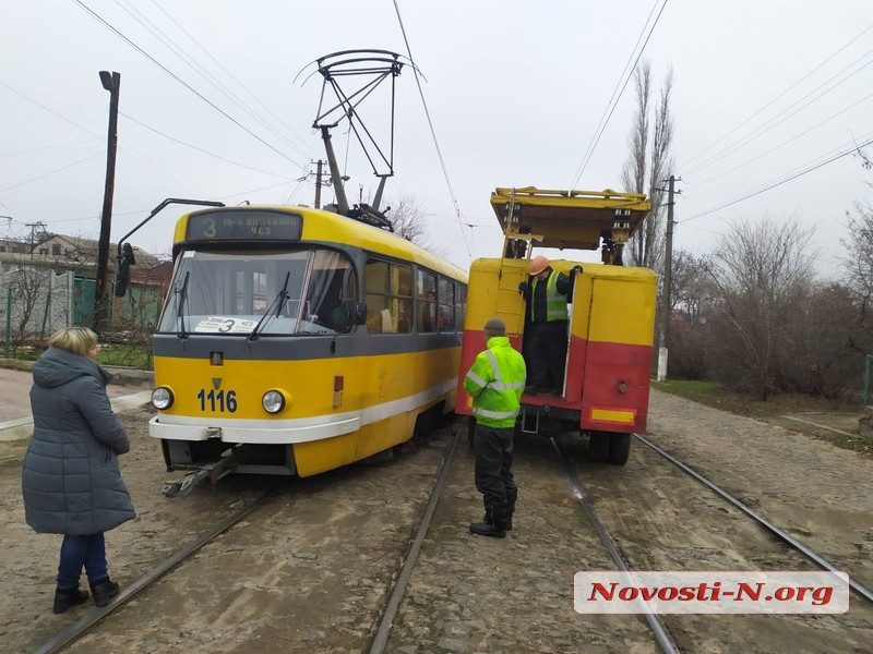 В Николаеве с рельсов сошел трамвай