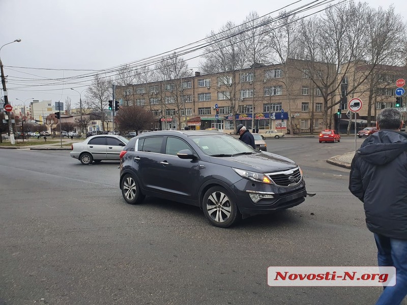 В центре Николаева «Киа» проехал на красный и протаранил «Ланос»