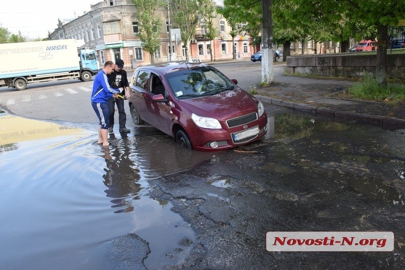 В центре Николаева в «ливневку» посреди дороги провалился микроавтобус