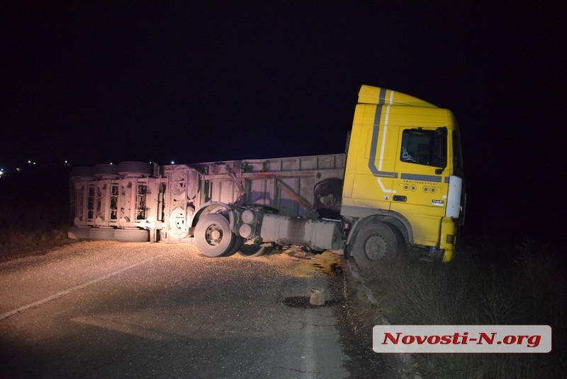 Под Николаевом перевернувшийся зерновоз полностью заблокировал объездную дорогу на Херсон