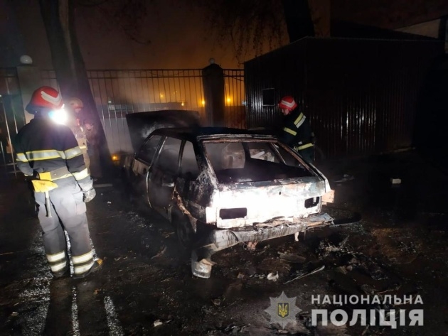 В Черновцах мужчина за ночь сжег три авто, а ещё 28 повредил