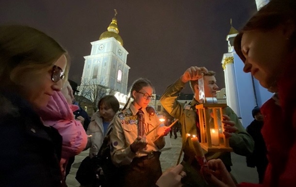 В Украину привезли Вифлеемский огонь мира