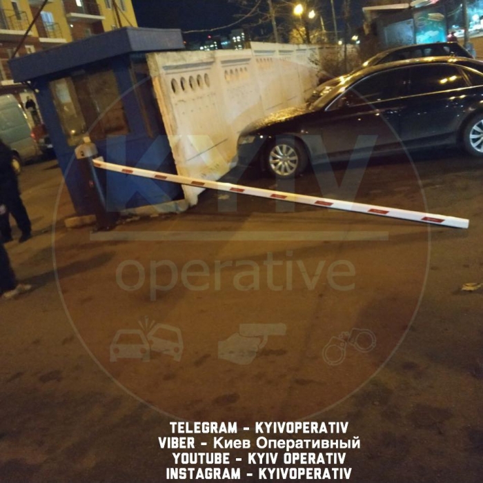 В Киеве пьяный водитель выломал шлагбаум: убеждал, что он работник СБУ и ему ничего не будет
