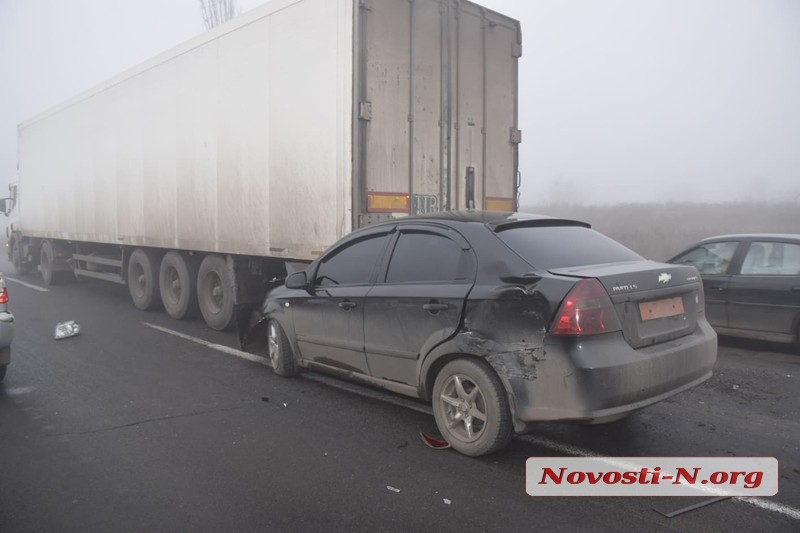 Под Николаевом столкнулись три автомобиля: пострадал водитель