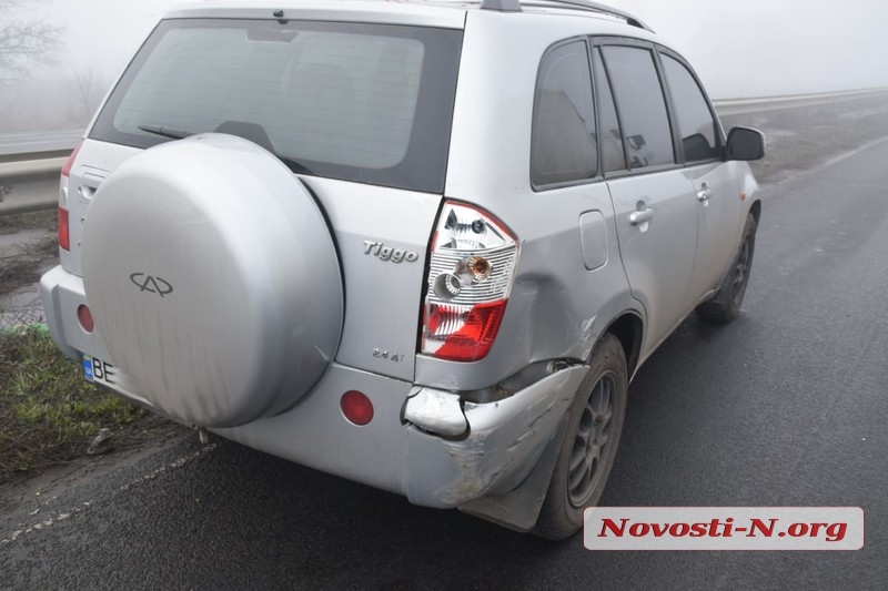 Под Николаевом столкнулись три автомобиля: пострадал водитель