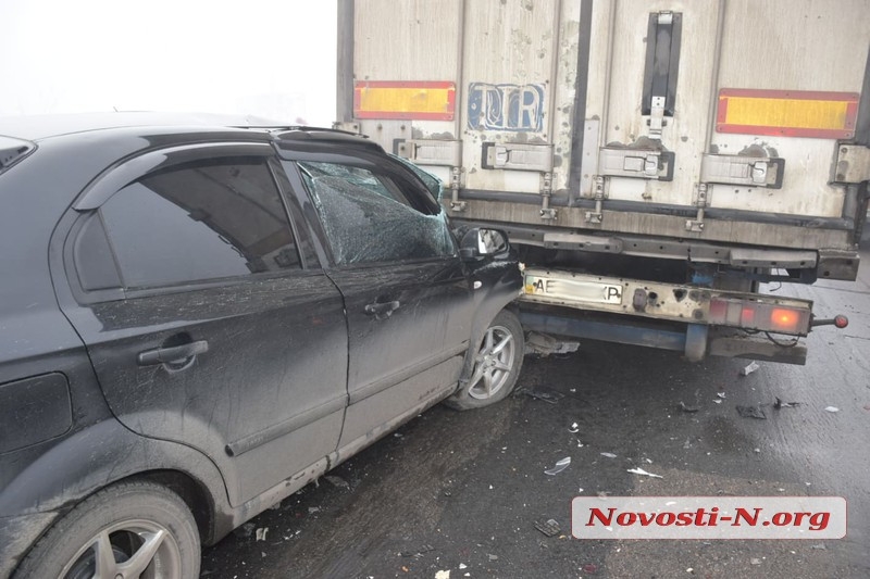 Под Николаевом столкнулись три автомобиля: пострадал водитель