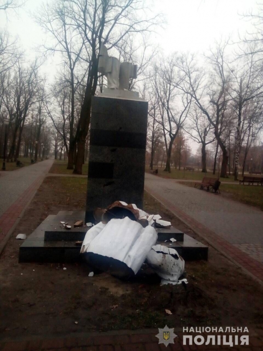 В Харькове вандалы разрушили памятник писателю Максиму Горькому