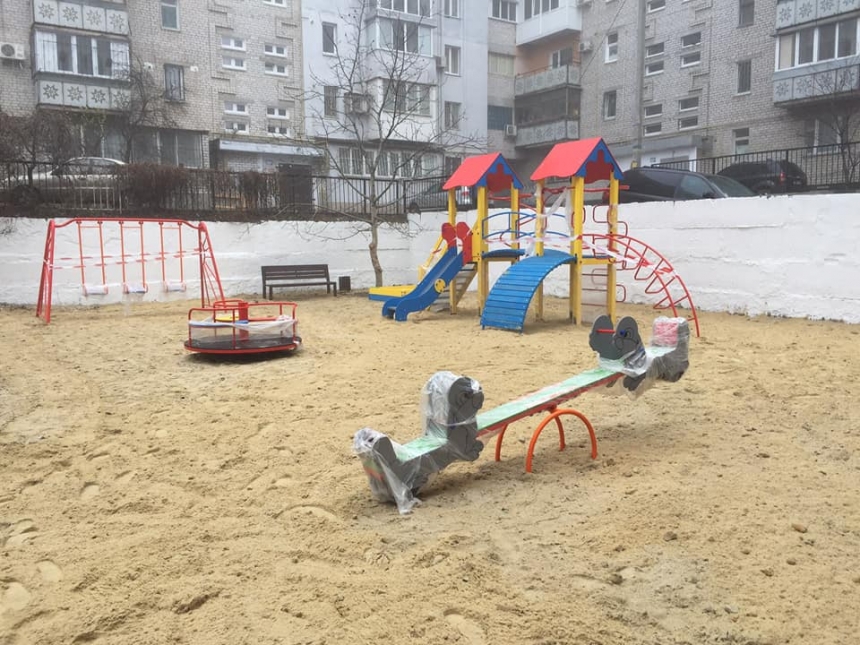 В Николаеве на ул. 8-го Марта появилась еще одна детская площадка