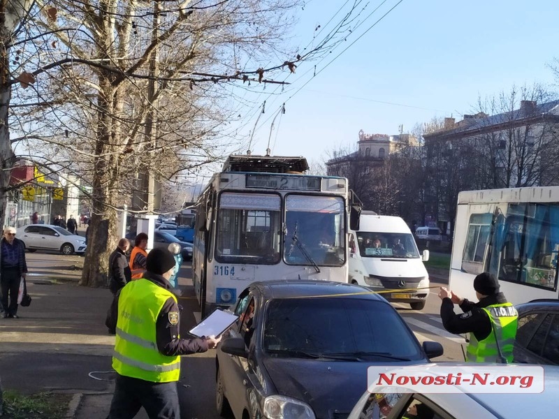В центре Николаева столкнулись «БМВ» и маршрутка: на проспекте пробка