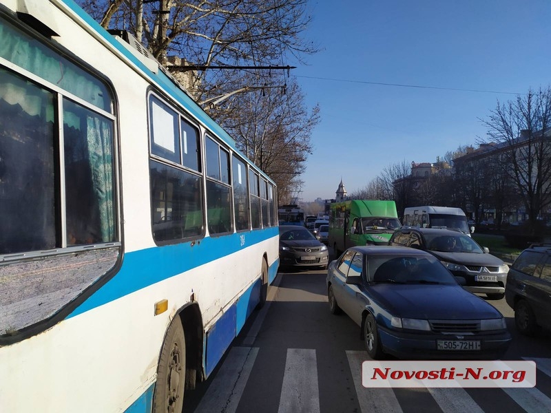 В центре Николаева столкнулись «БМВ» и маршрутка: на проспекте пробка