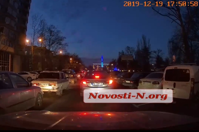 Центр Николаева застыл в пробках из-за торжеств по случаю открытия главной елки