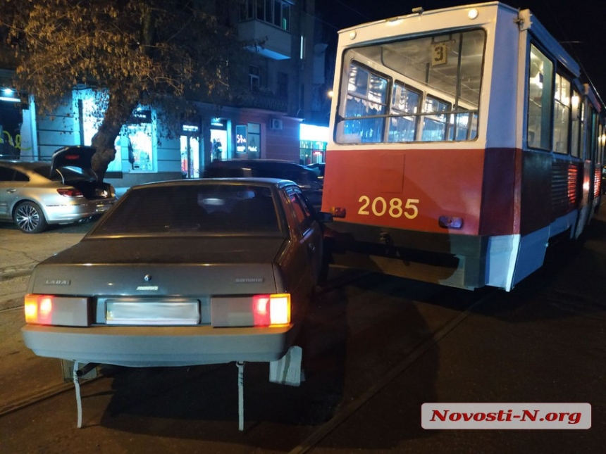 В центре Николаева два ДТП — на Московской и Потемкинской пробки, заблокировано движение трамваев