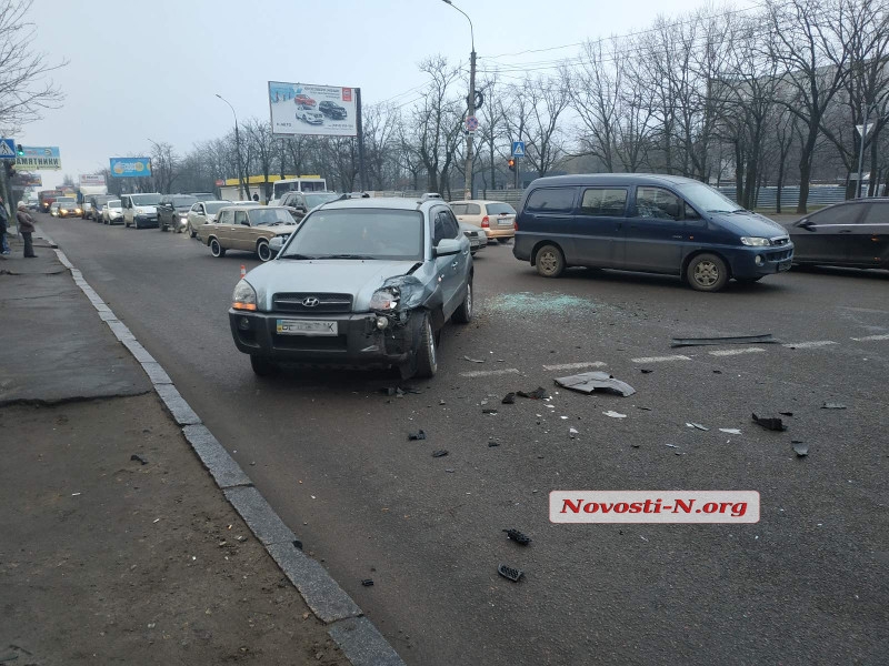 В Николаеве столкнулись полицейский Mitsubishi и Hyundai