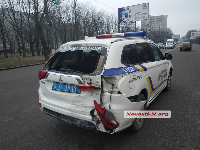 В Николаеве столкнулись полицейский Mitsubishi и Hyundai