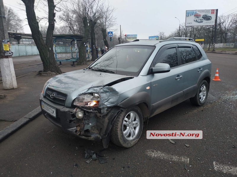 В Николаеве столкнулись полицейский Mitsubishi и Hyundai