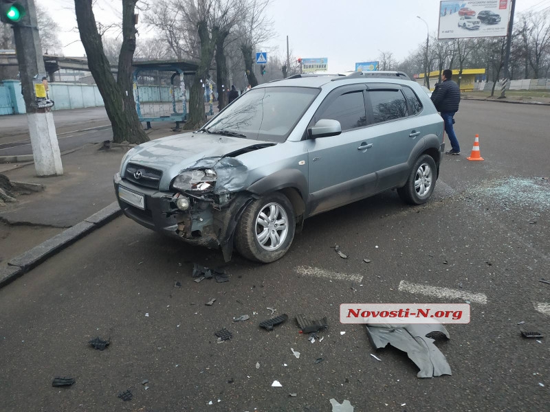 В Николаеве столкнулись полицейский Mitsubishi и Hyundai