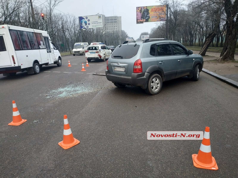 В Николаеве столкнулись полицейский Mitsubishi и Hyundai