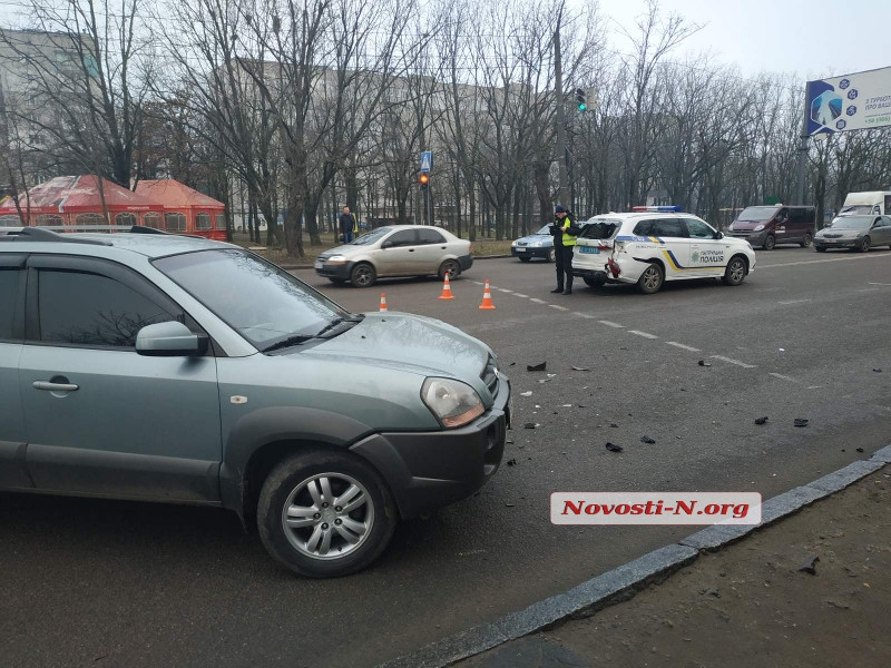 В Николаеве столкнулись полицейский Mitsubishi и Hyundai