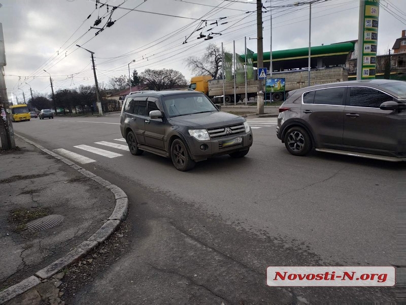 В центре Николаева Porsche и Mitsubishi столкнулись зеркалами