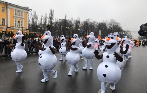 По Киеву прошел новогодний парад с белыми медведями и снеговиками
