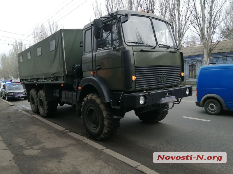 В центре Николаева военный грузовик «притер» Nissan