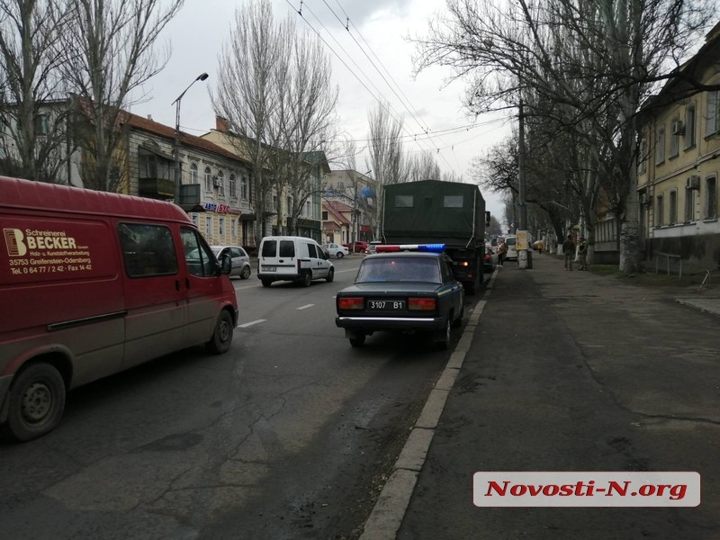 В центре Николаева военный грузовик «притер» Nissan