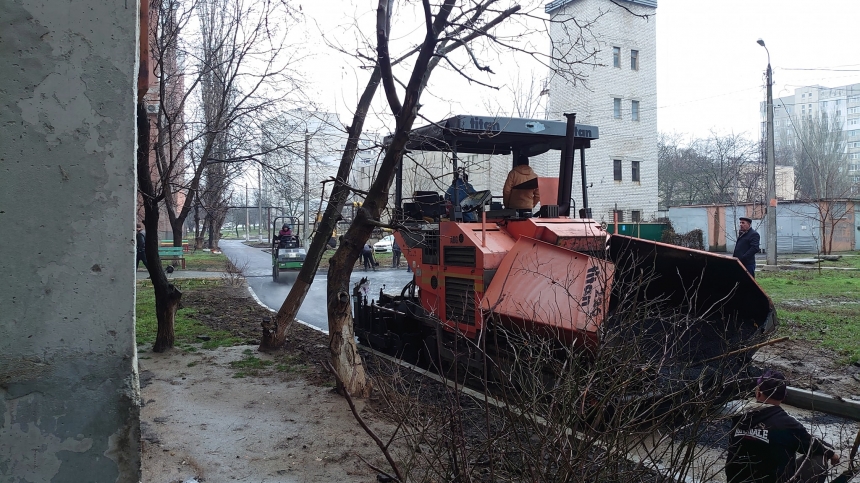 В Николаеве снова асфальтируют лужи за бюджетные деньги