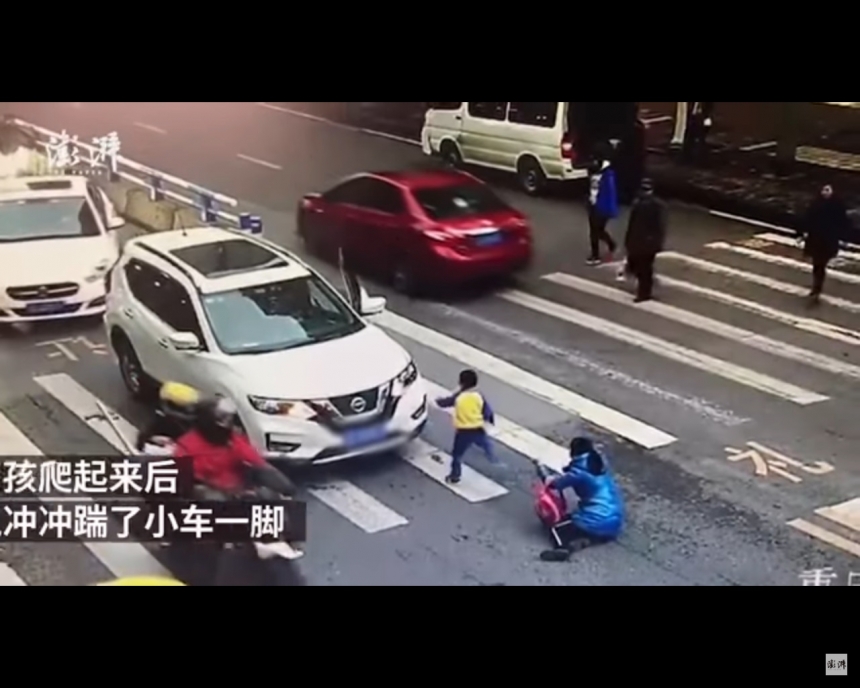 В Китае маленький мальчик начал бить машину, которая сбила его маму. Видео