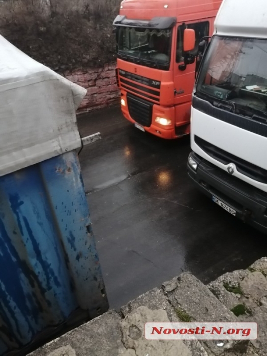 Жители Николаева бьют тревогу — их улицу и дома разрушают фуры