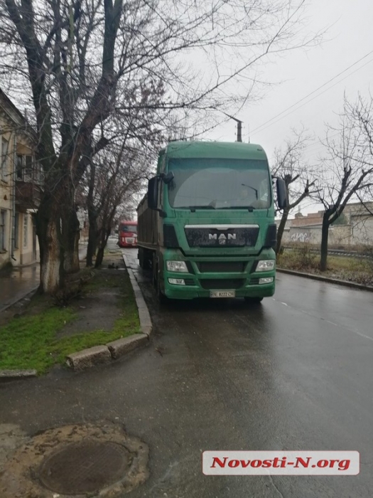 Жители Николаева бьют тревогу — их улицу и дома разрушают фуры