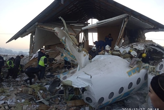 В Казахстане назвали три версии крушения самолета