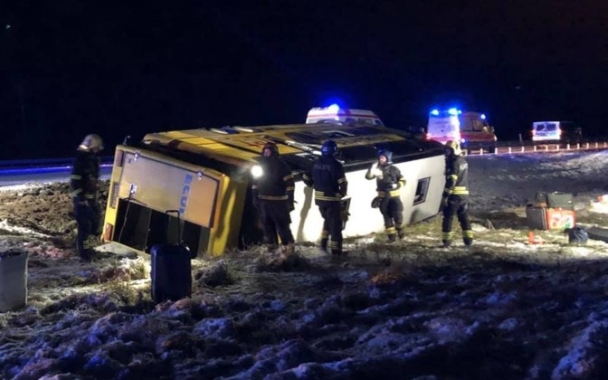 В Эстонии перевернулся автобус с 67 людьми, 9 пострадавших