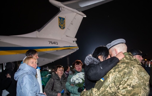 Освобожденные из плена украинцы прилетели в «Борисполь»