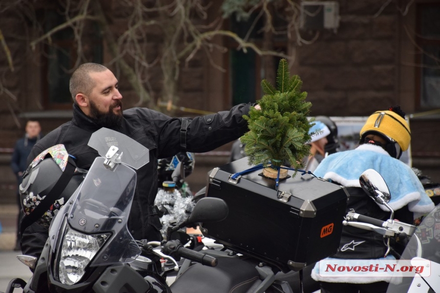 В Николаеве Деды Морозы на мотоциклах устроили праздник для детей