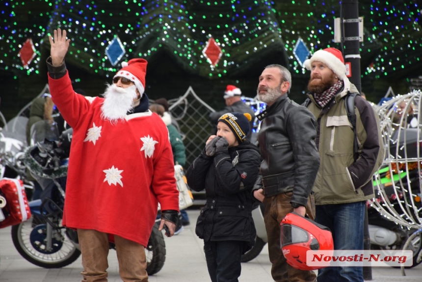 В Николаеве Деды Морозы на мотоциклах устроили праздник для детей