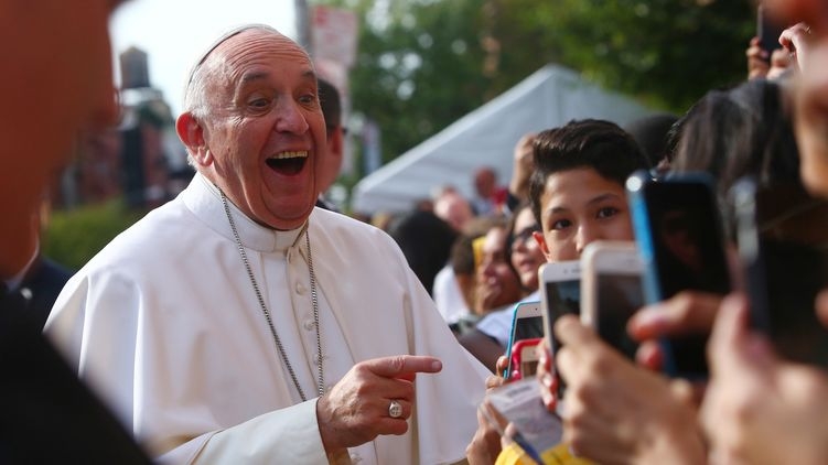Папа римский призвал людей отложить смартфоны