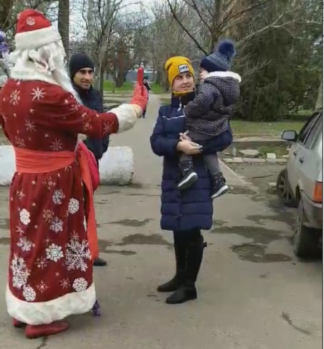 В Николаеве трезвый Дед Мороз на улице поздравлял горожан и раздавал детям подарки. ВИДЕО