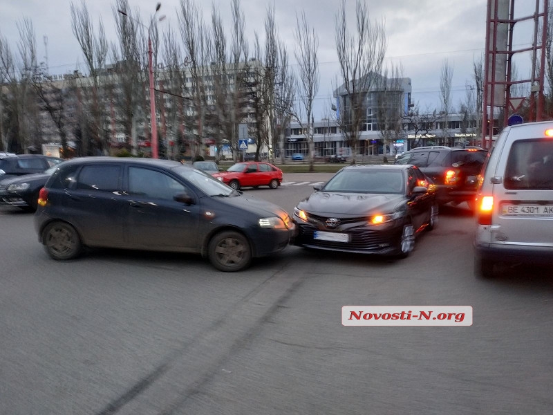 На парковке возле «Сити-центра» столкнулись «Тойота» и «Шевроле»