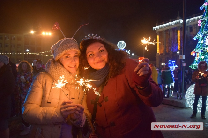 Сотни николаевцев встретили Новый год на площади Соборной