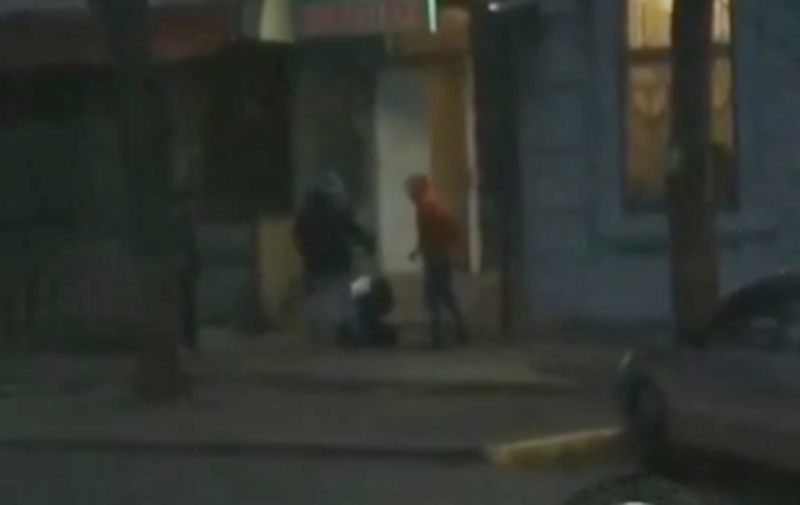 В центре Николаева прохожие сняли на видео драку. ВИДЕО