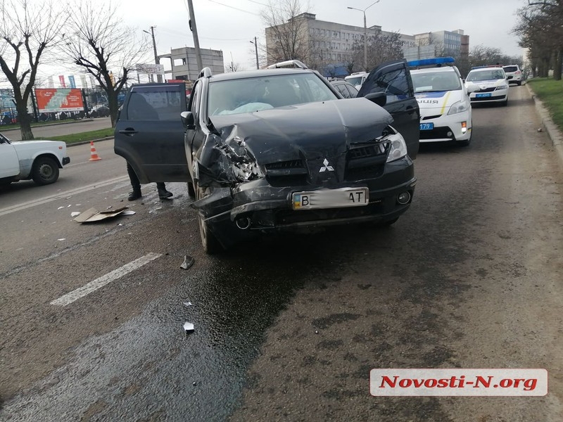В Николаеве «Мицубиси» протаранил «Форд»: двое пострадавших