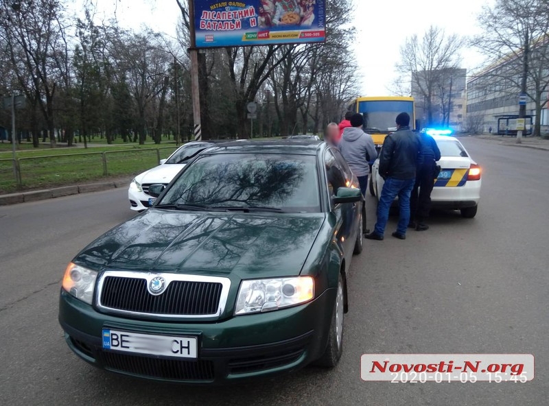 В Николаеве автобус врезался в «Шкоду»