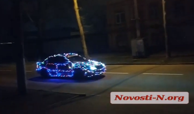 В новогодние праздники на улицах Николаева появились «автомобили-гирлянды» 