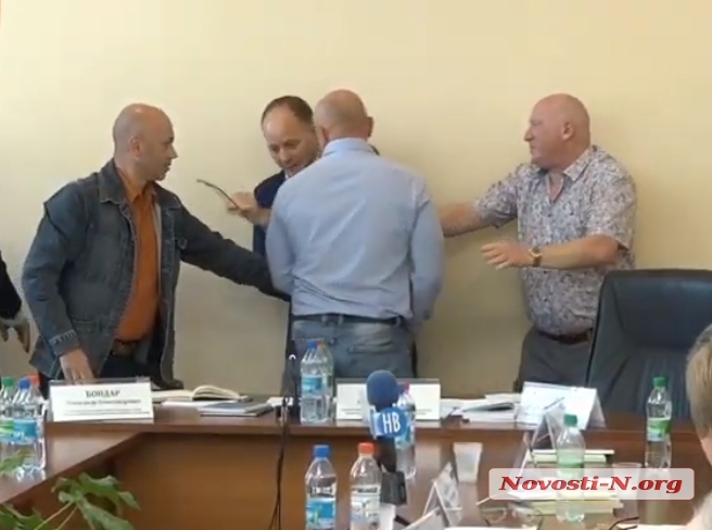 Потасовка директора аэропорта Николаева с депутатом вошла в ТОП-10 драк 2019 года