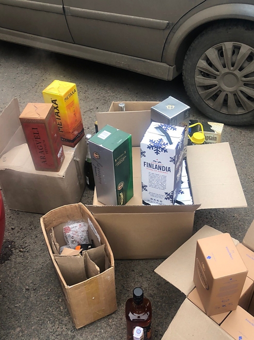 В Николаеве у предпринимателя изъяли более 300 бутылок поддельного элитного алкоголя